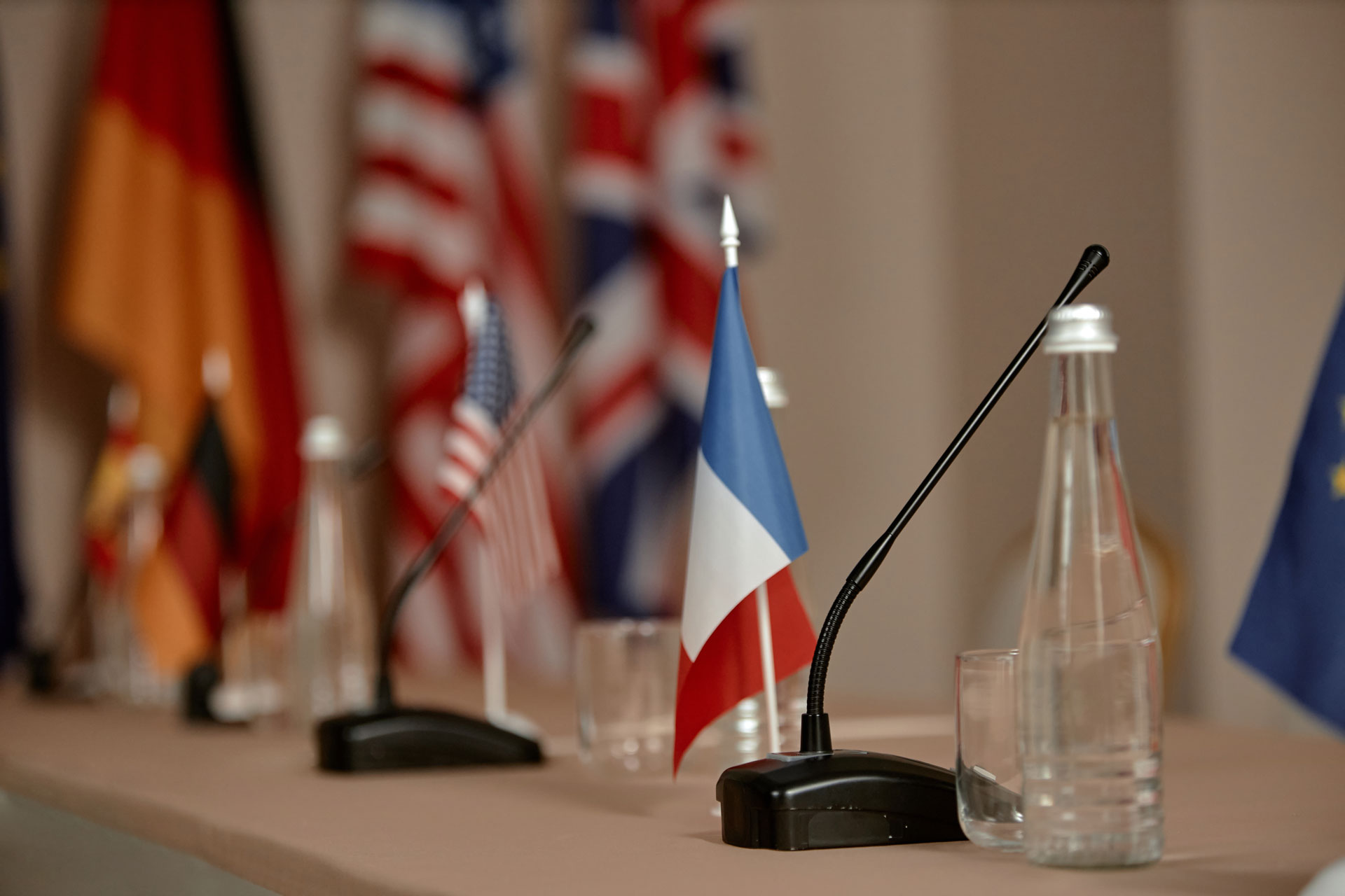 mesa de conferencias que exhibe banderas internacionales