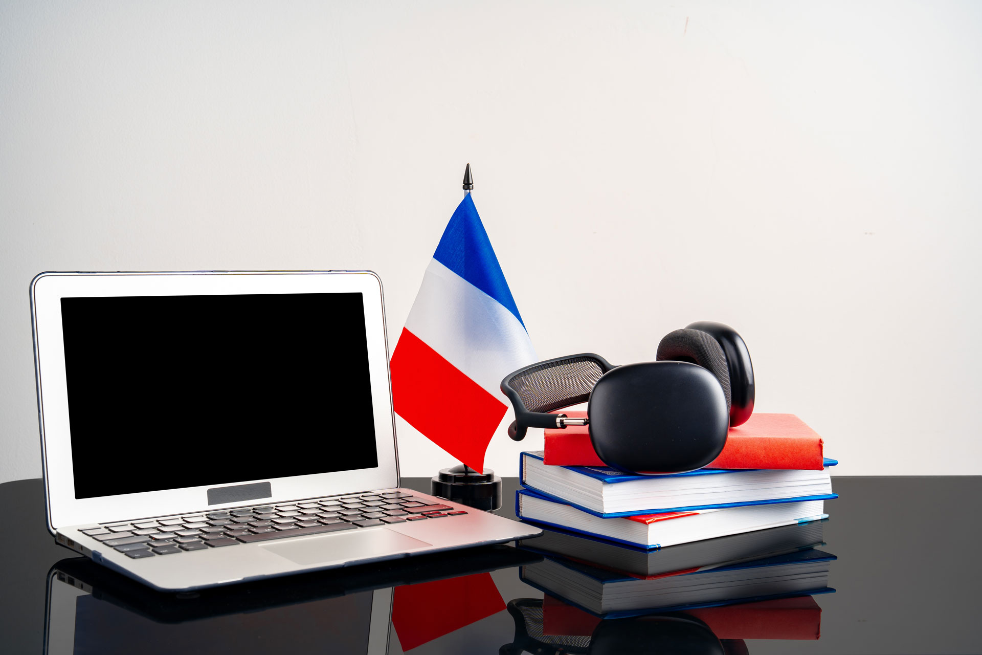 portátil con la bandera de Francia en la mesa de trabajo educa