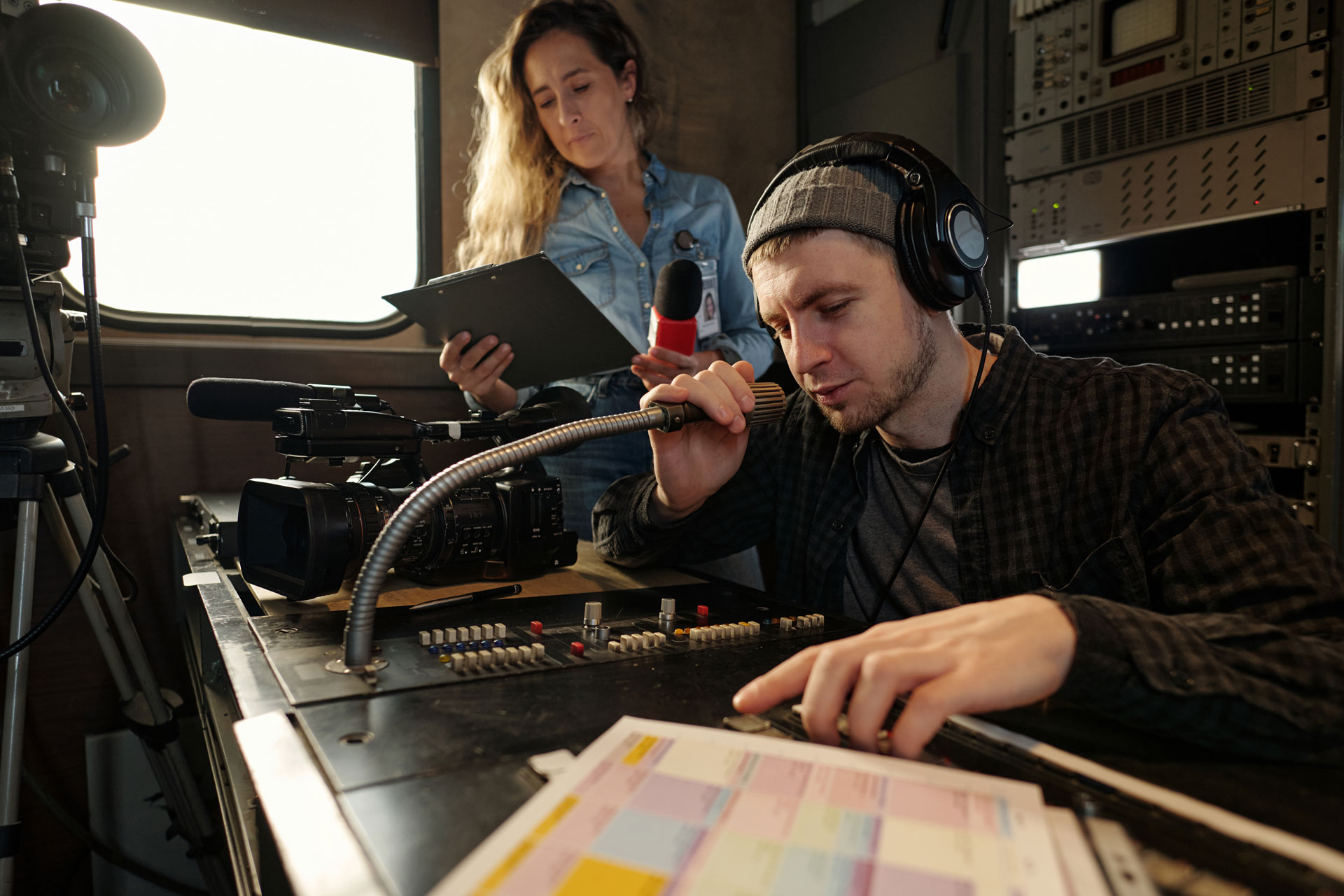 Operador ajustando el sonido en la consola